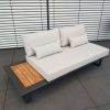 Modularer 2-Sitzer Sofa aus Aluminium mit integriertem Seitentisch und bequemen Kissen