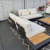 Anthrazitfarbene Outdoorlounge mit integriertem Seitentisch, edlem Loungetisch mit Teakholz und flexiblem Modul.