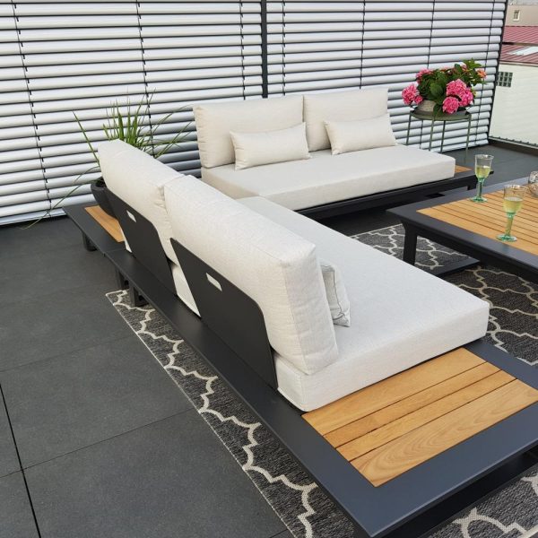 Anthrazitfarbene Outdoorlounge mit integriertem Seitentisch, edlem Loungetisch mit Teakholz und flexiblem Modul.