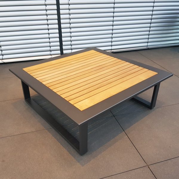 Quadratischer Alu Loungetisch mit Teakholz für gesellige Abende im Garten