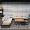 Luxus-Gartenlounge mit zwei Sofamodulen und integriertem Seitentisch.
