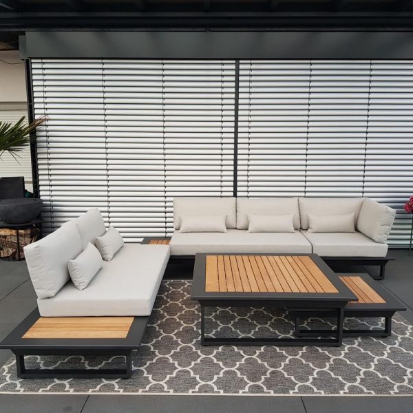 Luxus-Gartenlounge mit zwei Sofamodulen und integriertem Seitentisch.