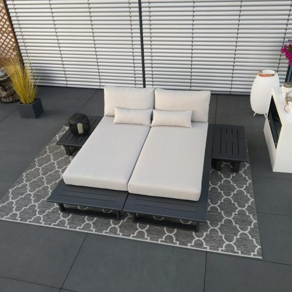 Modernes Daybed aus der Grenoble-Kollektion mit integriertem Ablagetisch für entspannte Stunden im Freien