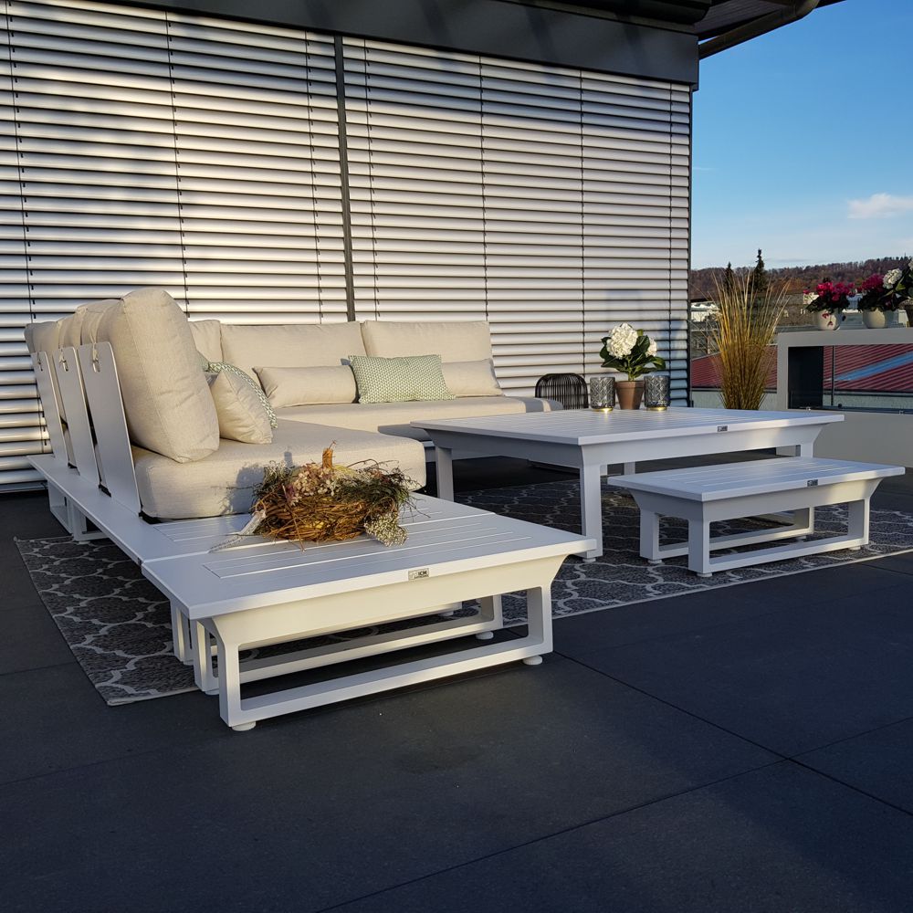Weiße Luxus-Gartenlounge mit frei platzierbaren Einzelmodulen.