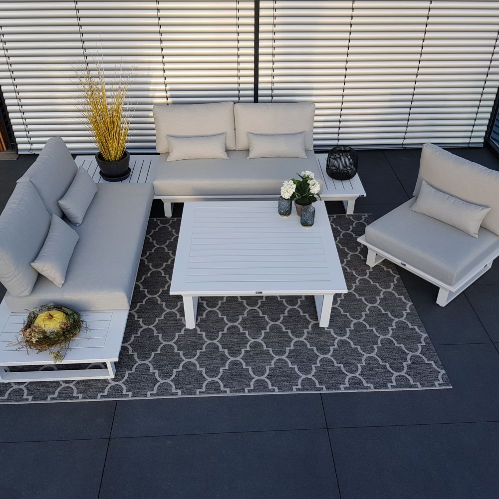 Elegante Outdoor Lounge mit großem Loungetisch und flexiblen Sitzmodulen.