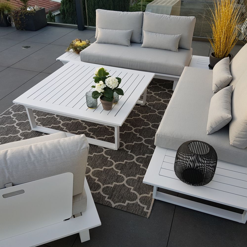 Weiße Outdoorlounge Grenoble mit 2x 2-Sitzer, 1 Sessel, Loungetisch und 2 Beistelltischen.