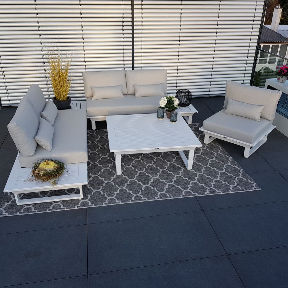 Weiße Design Lounge mit Loungetisch und zwei frei platzierbaren Beistelltischen. Exklusives Gartenlounge Set Grenoble