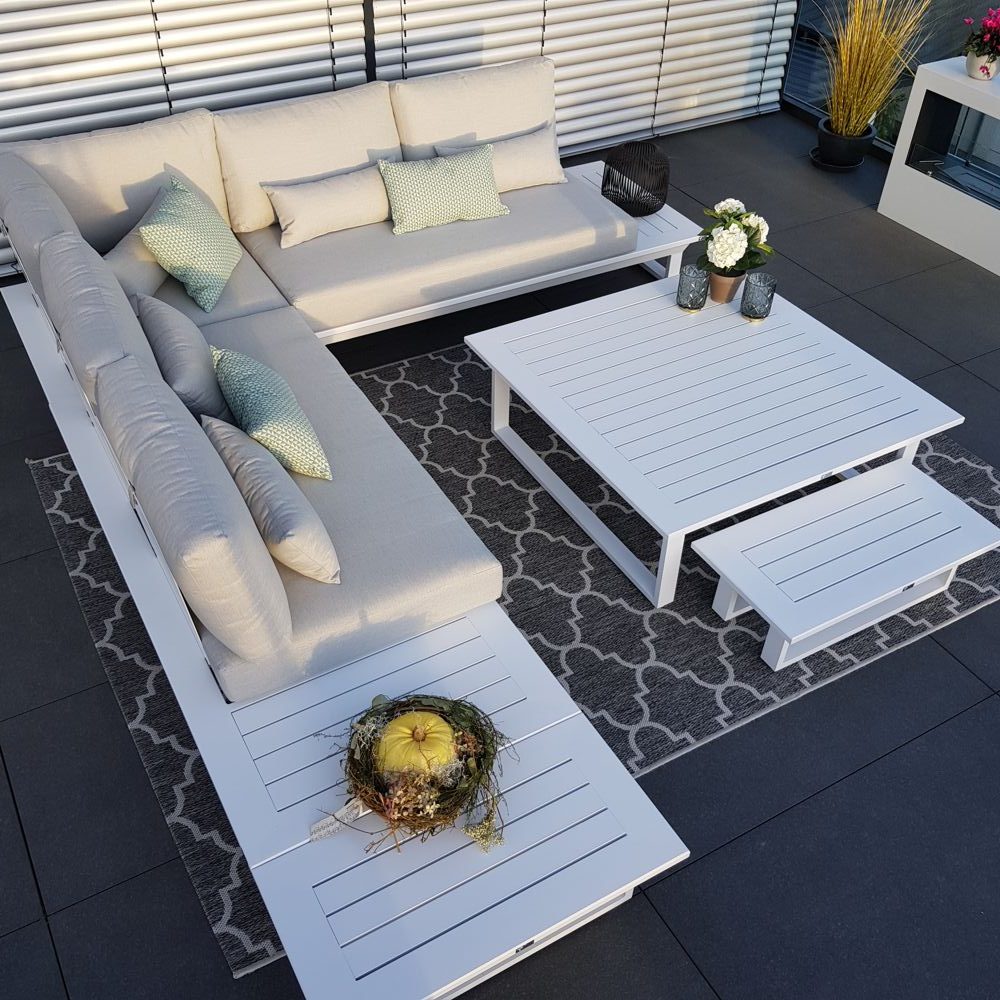 Weiße 5-Sitzer Outdoor-Lounge mit platzsparender Eckkombination.