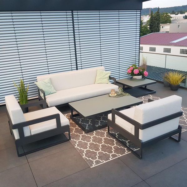 Elegante Loungegarnitur aus wetterfestem Aluminium und Textil für den Außenbereich