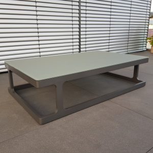 Edler Begleiter für Ihre Lounge Großer rechteckiger Loungetisch aus Aluminium mit Milchglasplatte