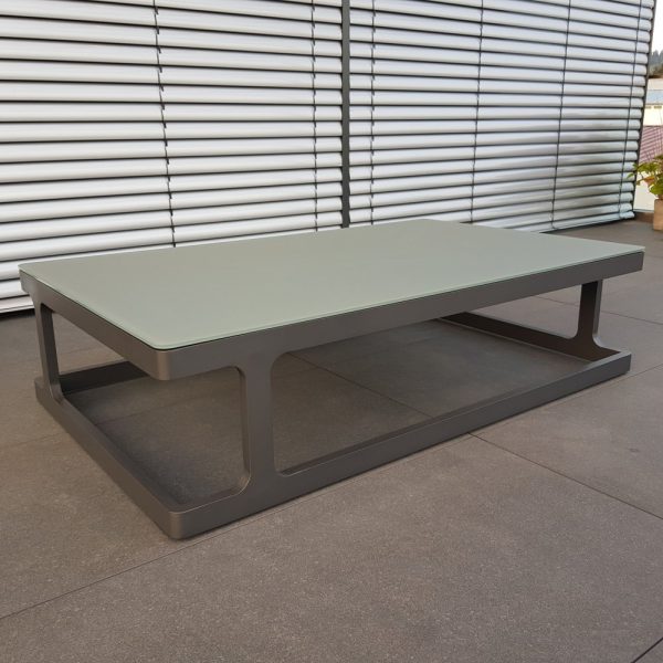 Großer rechteckiger Loungetisch aus Aluminium mit Milchglasplatte