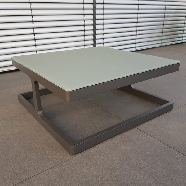 Kleiner Beistelltisch Kaffeetisch aus Aluminium für die Lounge Marseille