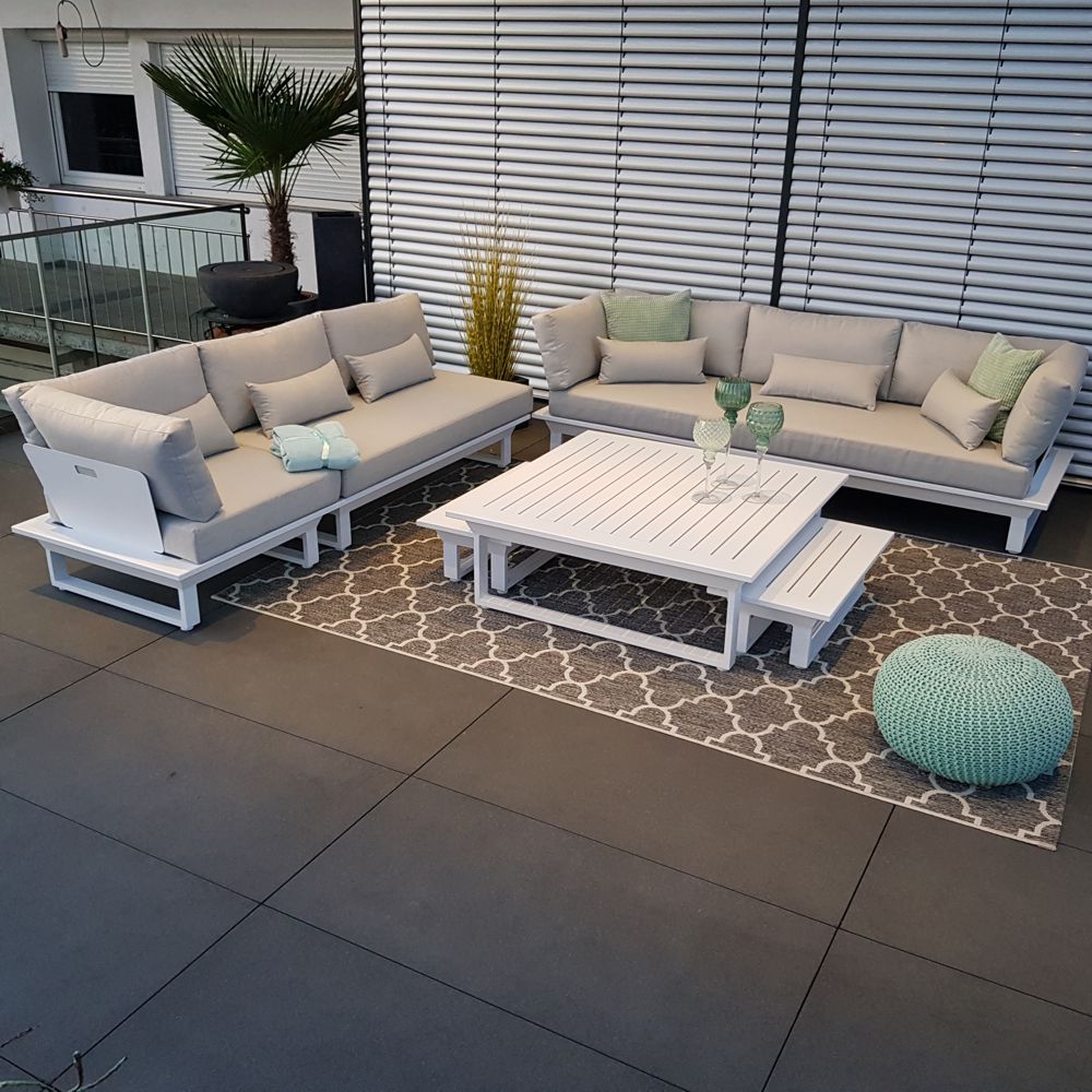 ICM Gartenlounge St. Tropez – Weißes Lounge-Set mit 3-Sitzer, 2-Sitzer & Beistelltischen Weiße Outdoor-Lounge St. Tropez aus Aluminium mit komfortablen Polstern und großem Loungetisch