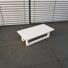 Eleganter Beistelltisch in weiss aus Aluminium für die Terrasse, passend zur Lounge