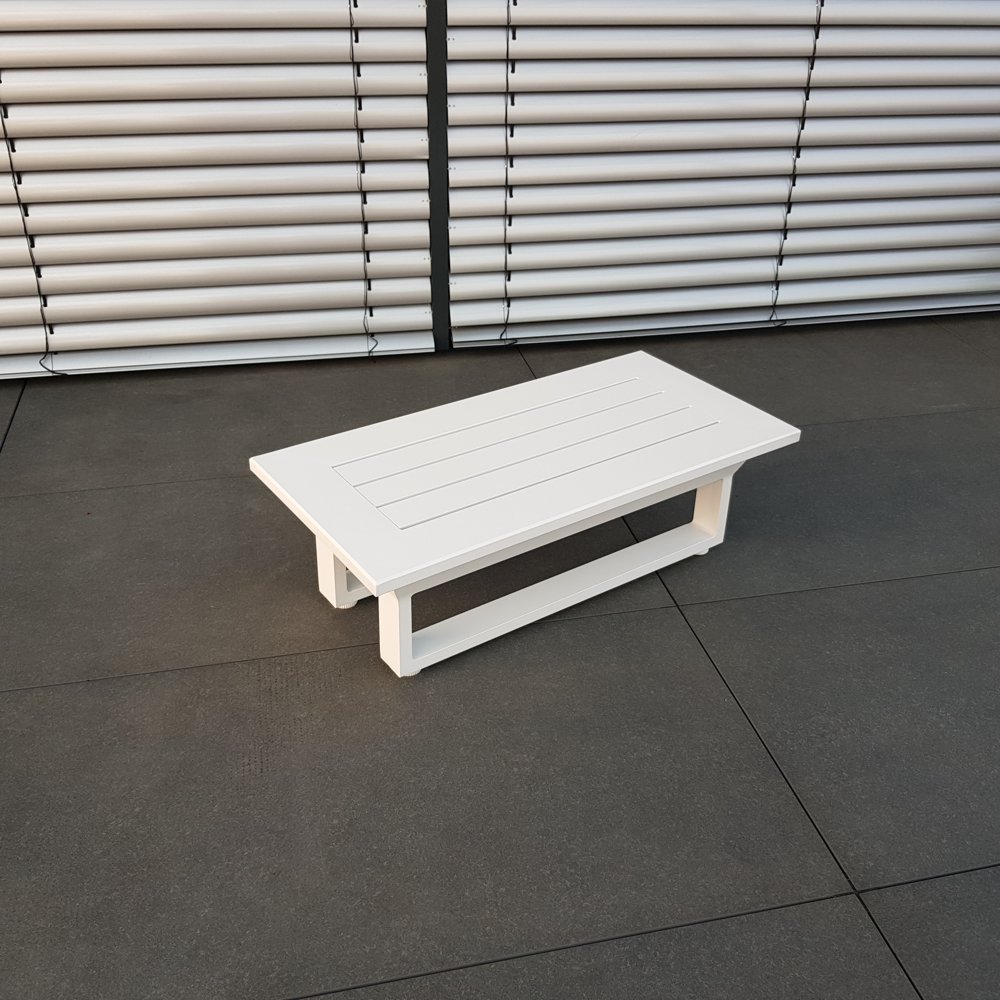 Perfekte Ergänzung für Ihre Lounge Eleganter Beistelltisch in weiss aus Aluminium für die Terrasse, passend zur Lounge