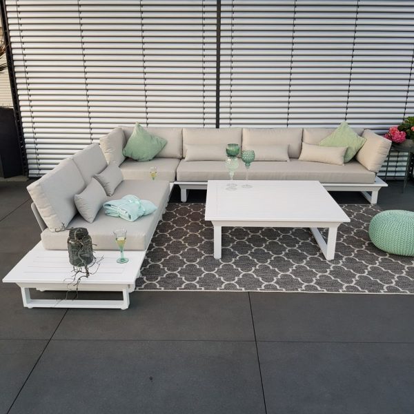 Weiße Eck-Lounge St. Tropez mit wetterfestem Aluminiumgestell und stilvollen Beistelltischen Luxus ICM Gartenlounge weiß