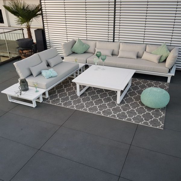 Hochwertige weiße Gartenlounge mit wetterfestem Aluminiumrahmen und Polstern