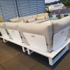 Weiße Outdoor-Lounge mit zentralem Beistelltisch und flexiblen Modulen