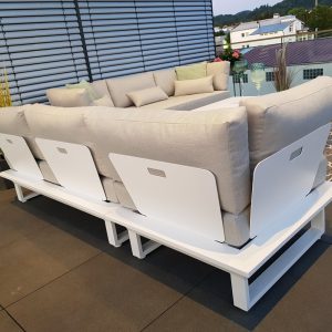 ICM Gartenlounge St. Tropez – Weiße Design-Lounge mit Beistelltisch Weiße Outdoor-Lounge mit zentralem Beistelltisch und flexiblen Modulen