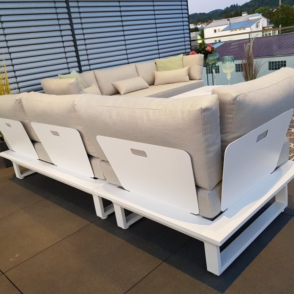 Weiße Outdoor-Lounge mit zentralem Beistelltisch und flexiblen Modulen