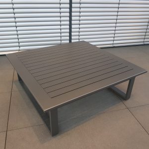 Quadratischer Loungetisch aus Aluminium für gesellige Abende im Garten