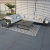 Eck-Lounge St. Tropez aus Aluminium mit wetterfesten Kissen und zusätzlichen Beistelltischen Loungetisch.