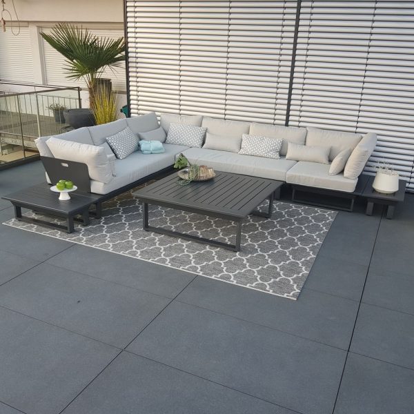 Eck-Lounge St. Tropez aus Aluminium mit wetterfesten Kissen und zusätzlichen Beistelltischen Loungetisch.