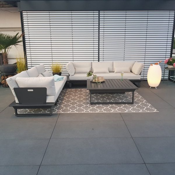 Outdoor Lounge St. Tropez mit wetterfestem Beistelltisch und flexiblen Sitzmodulen.