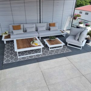 Freistehendes Loungesofa mit weißem Gestell und hellgrauen Kissen