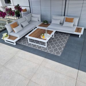 Loungesofa mit passendem Loungetisch für gemütliche Abende im Freien