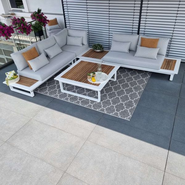 Loungesofa mit passendem Loungetisch für gemütliche Abende im Freien