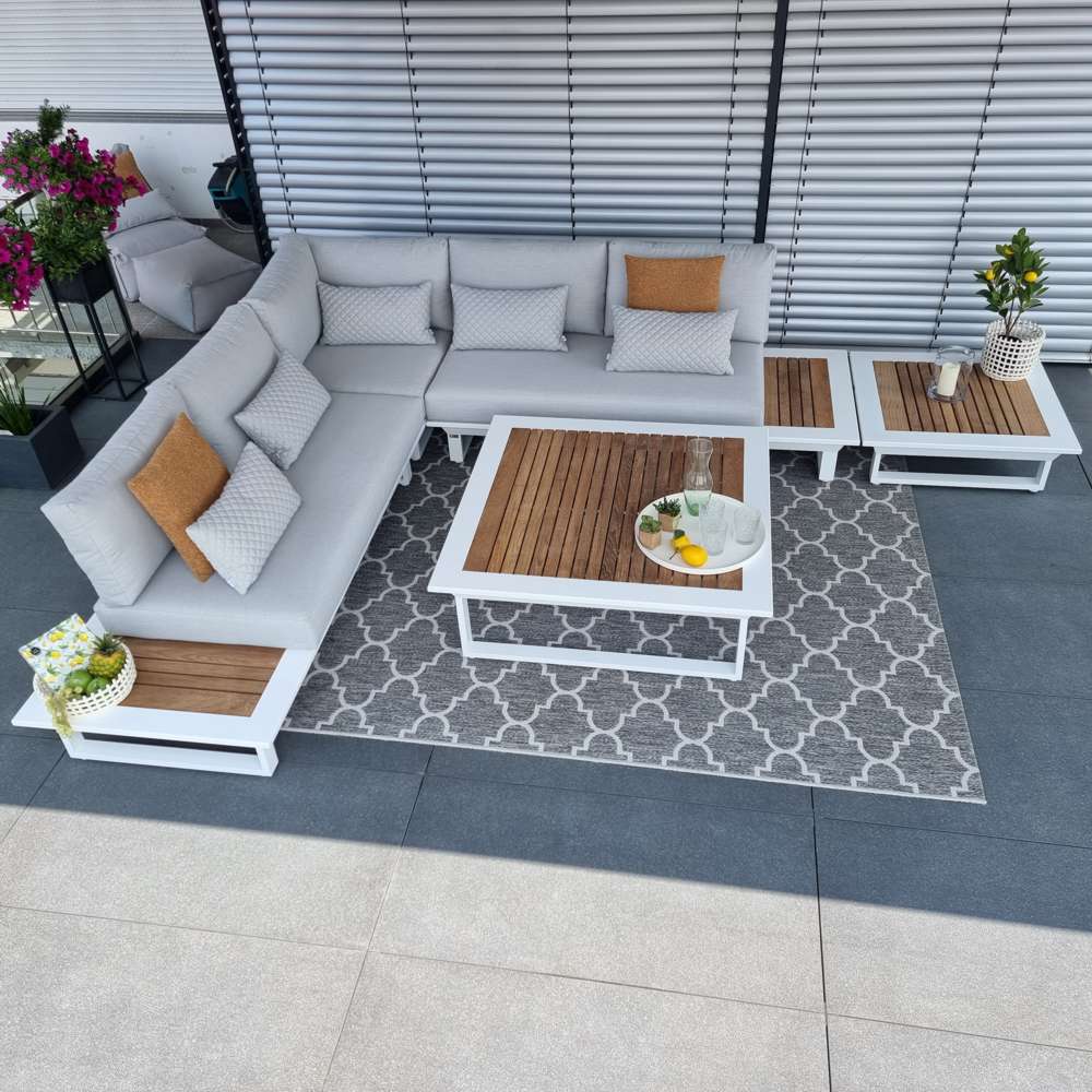 Modernes weisses Loungesofa für die Dachterrasse mit Blick auf die Stadt