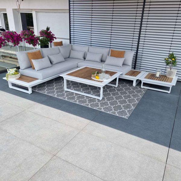 Luxuriöse Gartenlounge mit Teakholztisch und edlem weißem Aluminiumrahmen.