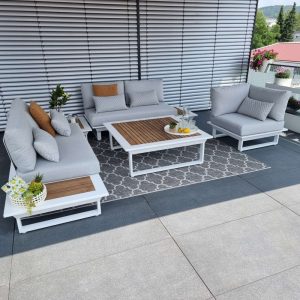 Weiße Outdoorlounge in Aluminium mit Teakholztisch und integriertem Seitentisch.