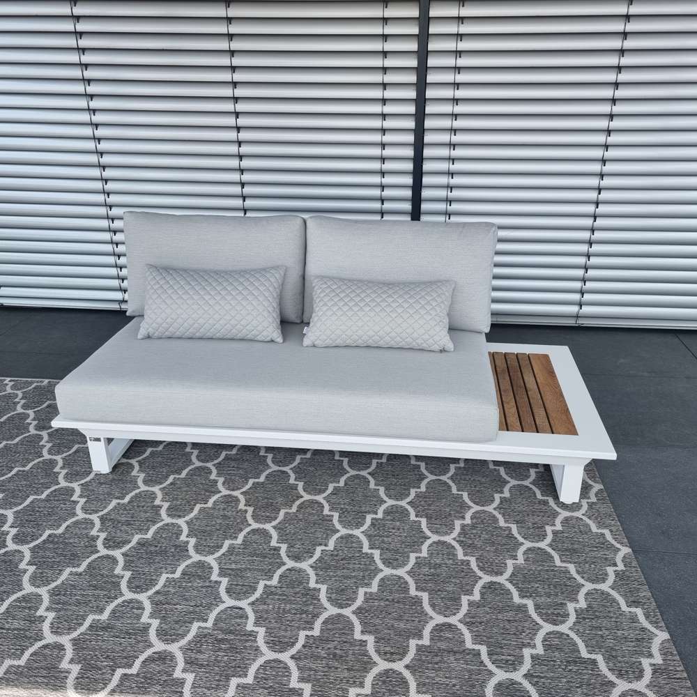 Modernes 2-Sitzer Loungemodul aus Aluminium und integriertem Ablagetisch in Teak für die Terrasse