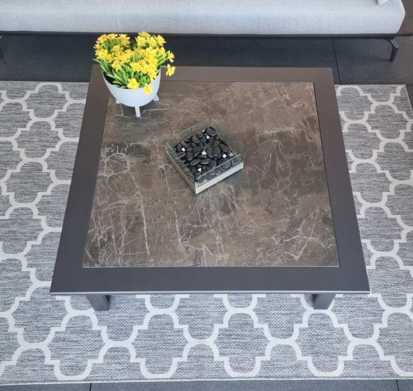 ICM Gartenlounge – Stilvoller Gartentisch mit exklusiver Keramikplatte, passend zur ICM Gartenlounge.
