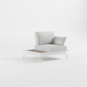 Weißer ICM Solitär 1-Sitzer Lounge-Sessel mit Armlehne, integriertem Seitentisch aus Teakholz und schrägen Delta-Füßen.