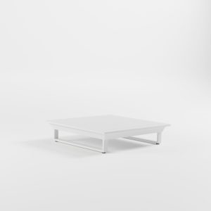 Quadratischer ICM Loungetisch 112x112 cm komplett aus weißem Aluminium mit Cube-Design-Füßen.