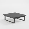 Outdoor‑Tisch 112×112 cm in Anthrazit aus Aluminium mit Cube‑Füßen und 39‑cm‑Höhe – geeignet für moderne Lounge­landschaften