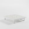 Outdoor‑Tisch 112×112 cm in Weiß mit Keramikplatte, Cube‑Füßen und 26‑cm‑Loungehöhe – ideal als Modul in Lounge­landschaften
