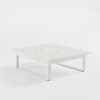 Weißer Outdoor‑Tisch 112×112 cm mit Keramikplatte, Cube‑Füßen und 39‑cm‑Höhe – passend für moderne Lounge‑ und Terrassenbereiche