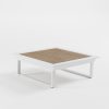 Weißer Outdoor‑Tisch 112×112 cm aus Aluminium mit Teak‑Iroko‑Platte, Cube‑Füßen und 39‑cm‑Höhe – ideal für moderne Lounge‑ und Terrassenbereiche