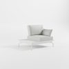 Weißer Outdoor‑Lounge‑Sessel aus Aluminium mit Edelstahl‑Rückenlehne, integrierter Keramik‑Ablagefläche, einer Armlehne und schrägen Delta‑Füßen, ICM.