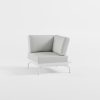 Weißes Outdoor‑Eckelement aus Aluminium mit Edelstahl‑Rückenlehne und Delta‑Füßen für modulare Lounge‑Bereiche, ICM.