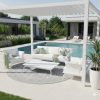 ICM Monaco Gartenlounge Set aus weißem Aluminium mit hellen Polstern, bestehend aus Sofa, Sesseln und Tisch, als moderne Outdoor Loungegruppe für Garten und Terrasse