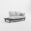 Anthrazitfarbenes Outdoor‑Gartensofa aus Aluminium mit Edelstahl‑Rückenlehne, zwei Sitzkissen, seitlicher Armlehne und Cube‑Füßen für moderne Terrassen‑ und Gartenbereiche, ICM.