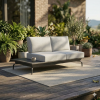ICM Outdoor Lounge-Modul „Monaco Serie“ aus Aluminium in Anthrazit auf einer Terrasse platziert, stilvolle Anwendung im Außenbereich für Garten und Terrassengestaltung
