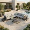 Modulare St Tropez Outdoor-Lounge Kombination aus 3-Sitzer, 2-Sitzer, Eckmodul, Loungetisch und zwei Beistelltischen, anthrazitfarbenes Aluminium, als Rundecke auf Terrasse vor Haus mit Pool