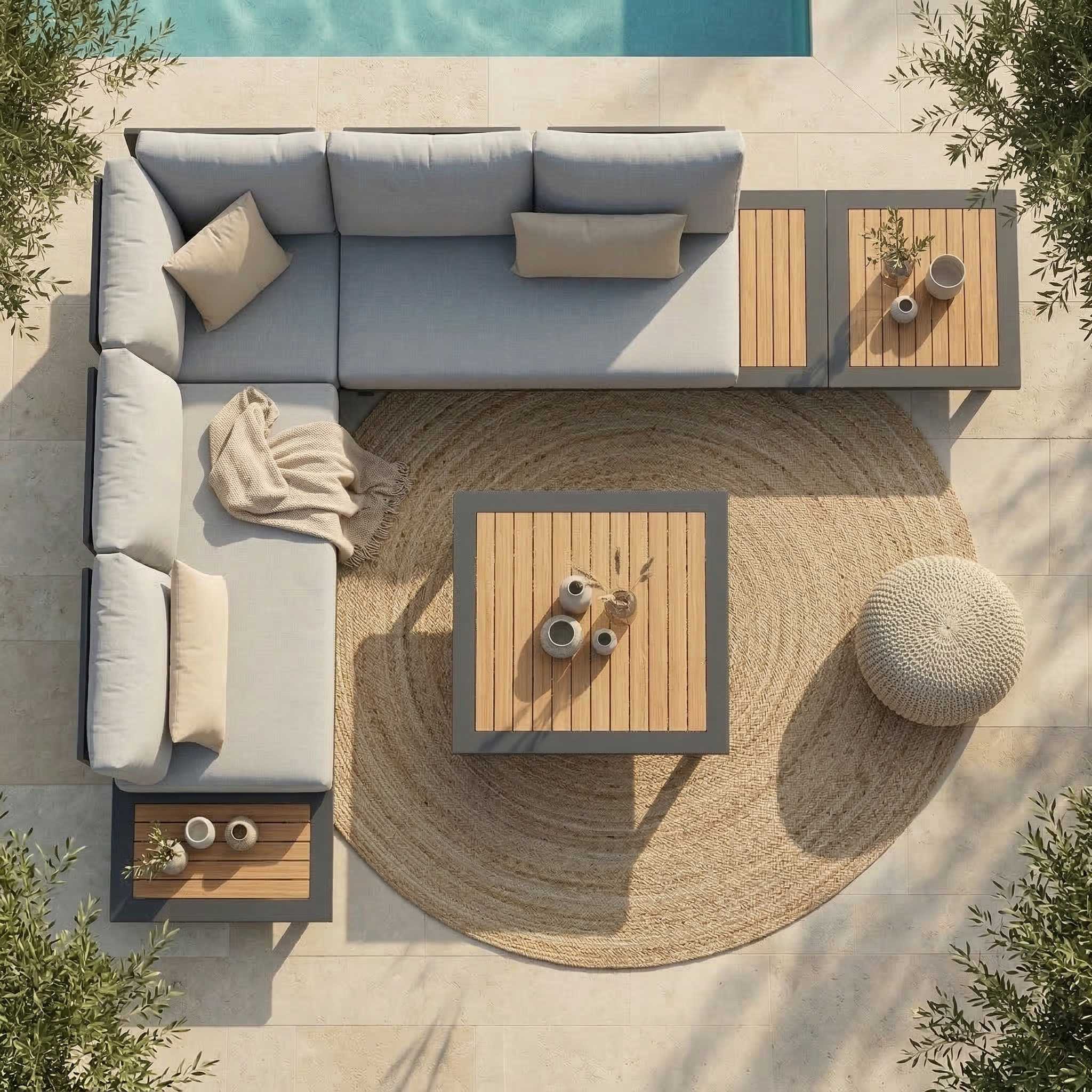 Cannes Outdoor-Lounge Set – Rundecke in Anthrazit aus Vogelperspektive Drohnenansicht der modularen Cannes Outdoor-Lounge Kombination aus zwei 2-Sitzer Modulen mit integriertem Tisch, Eckmodul, Kaffeetisch und Loungetisch in der Mitte, anthrazitfarbenes Aluminium mit Teak-Tischplatten, als Rundecke auf Terrasse vor Haus mit Pool
