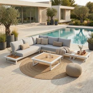 Modulare Cannes Outdoor-Lounge Kombination aus zwei 2-Sitzer Modulen mit integriertem Tisch, Eckmodul, Kaffeetisch und Loungetisch in der Mitte, weißes Aluminium mit Teak-Tischplatten, als Rundecke auf Terrasse vor Haus mit Pool